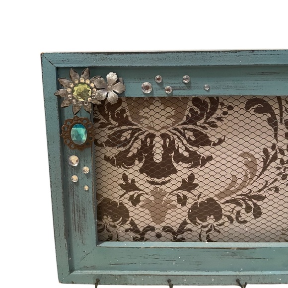 Embellished Reclaimed Frame Earring Display Refinished With Hook, Green - Picture 5 of 5